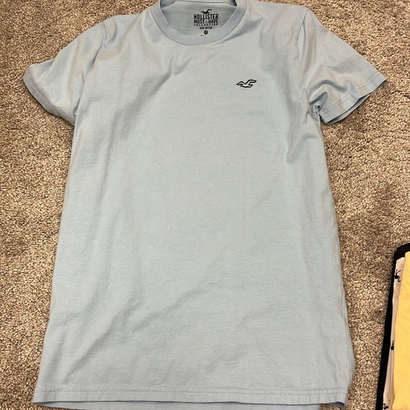 Bundle of 4 Hollister t shirts - Picture 6 of 9
